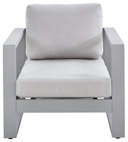 Moderner Lounge-Sessel mit grauem Metallrahmen und hellgrauen Kissen, Frontalansicht