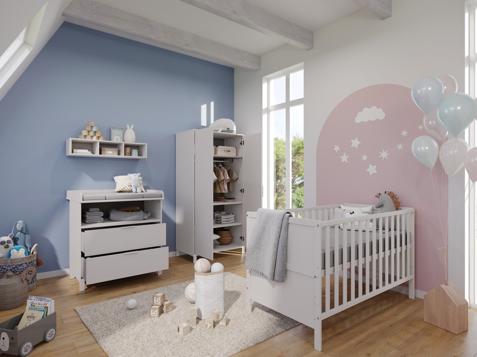 Kinderzimmer mit Kleiderschrank, Wickelkommode und Gitterbett in heller, moderner Einrichtung. Perspektive von der Seite mit Blick auf das Fenster.