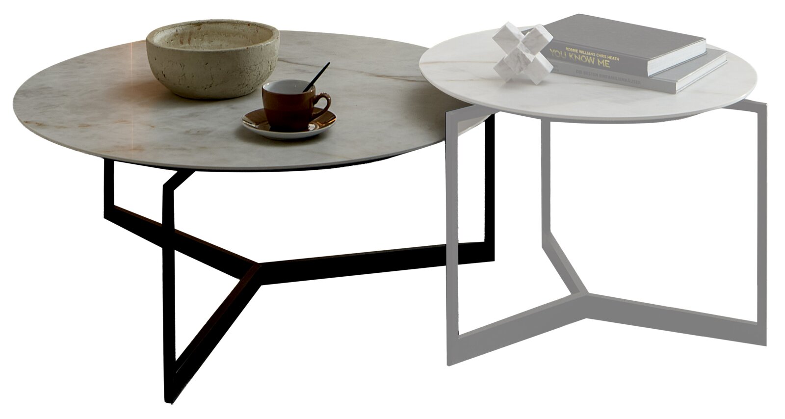 Zweiteiliges Set runder Couchtische mit heller Stein-/Marmoroptik und Metallgestellen in Schwarz und Grau, dekoriert mit Schale, Tasse und Buch, in schräger Seitenansicht von oben vor weißem Hintergrund