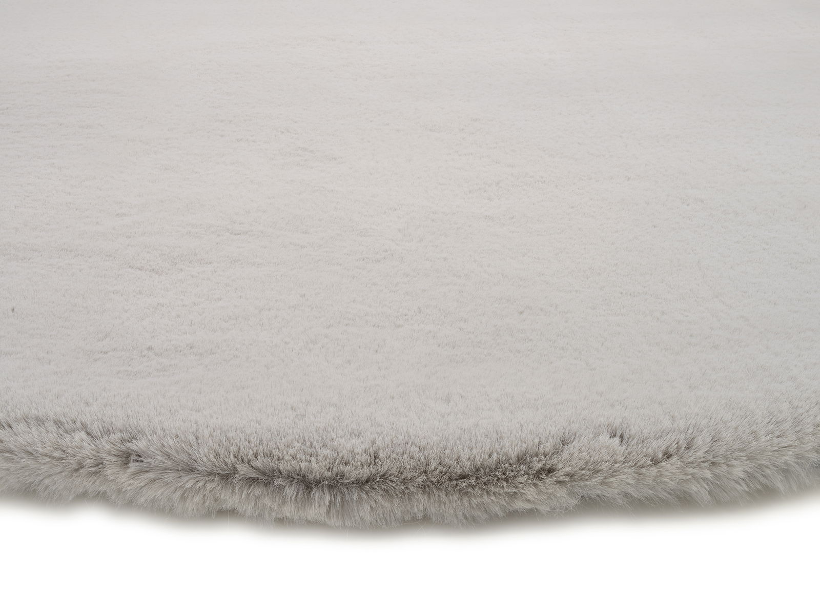 Nahaufnahme eines weichen, grauen Fellteppichs mit flauschiger Textur.