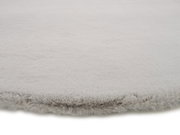 Nahaufnahme eines weichen, grauen Fellteppichs mit flauschiger Textur.