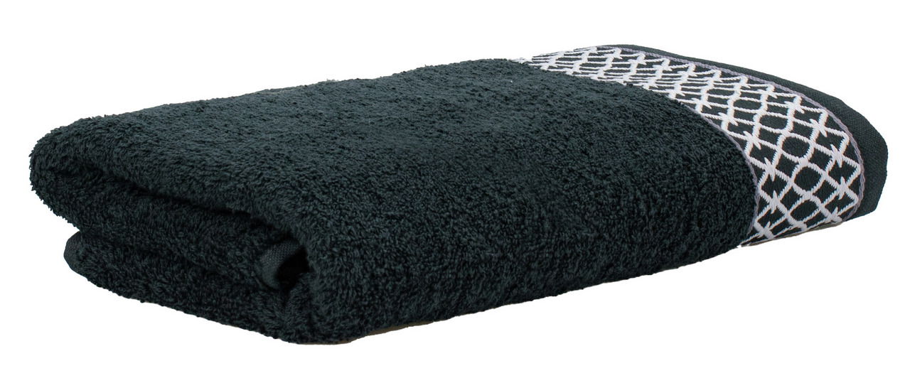 Schwarzes Handtuch mit dekorativem Muster, seitliche Perspektive