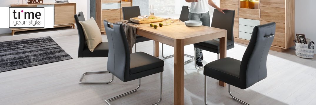 Esszimmer mit Holztisch, vier schwarzen Stühlen von time your style