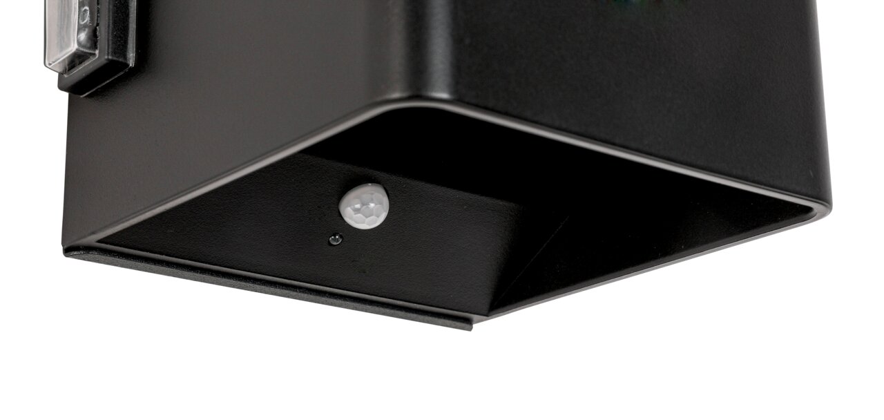 Close-up van een zwarte wandlamp op accu met bewegingssensor, gezien van onderaf.