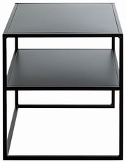Moderner schwarzer Beistelltisch aus Metall mit zwei Ebenen, frontal betrachtet.