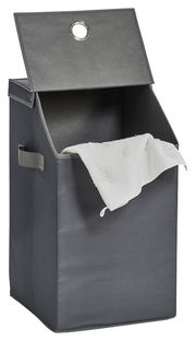 Grauer Wäschesammler mit geöffnetem Deckel und einem weißen Handtuch, seitliche Perspektive