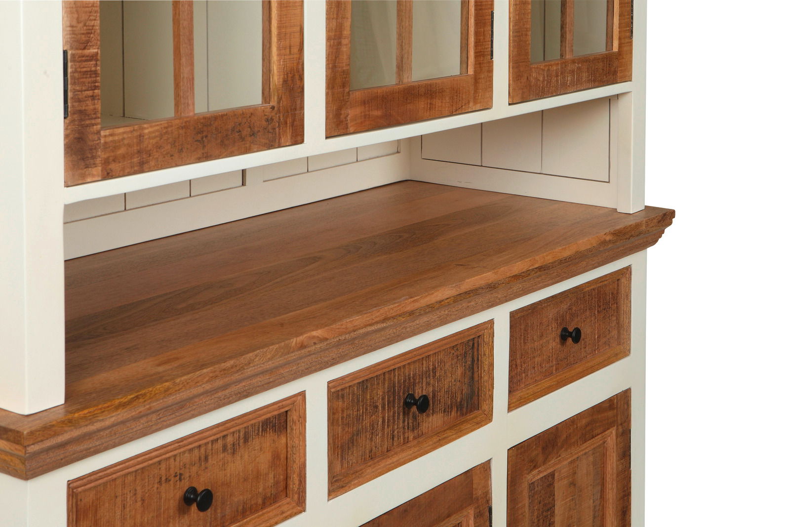 Detailansicht eines Vitrinenschranks mit Holzoberfläche und Schubladen, Perspektive von schräg vorne.