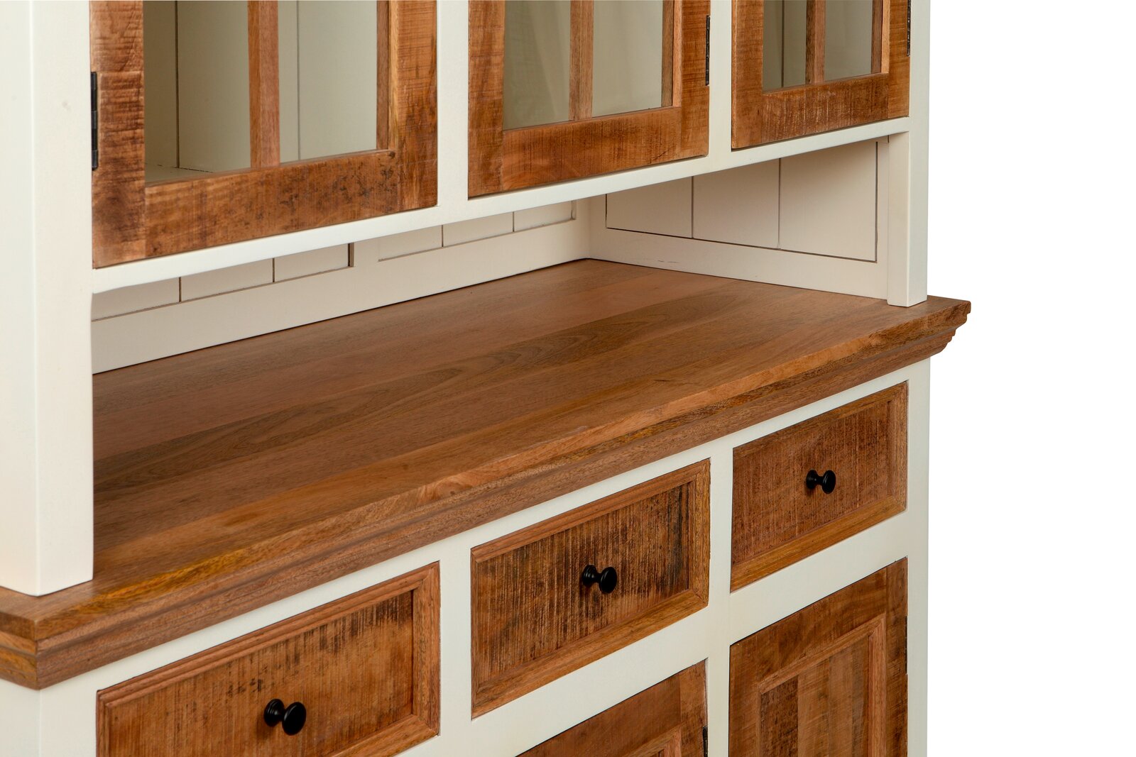 Detailansicht eines Vitrinenschranks mit Holzoberfläche und Schubladen, Perspektive von schräg vorne.