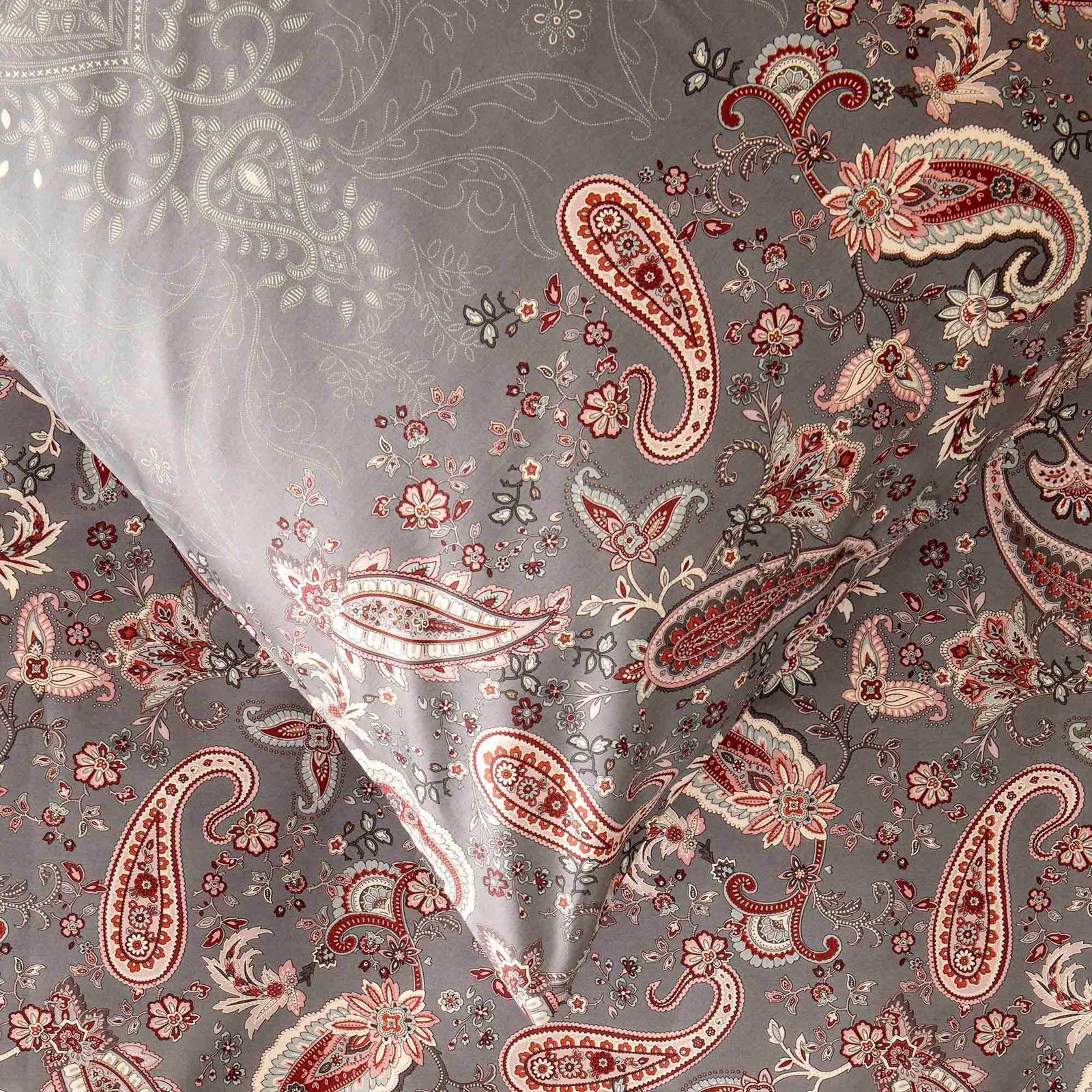 Bettwäsche-Set mit Paisley-Muster in Grau- und Rottönen, Draufsicht