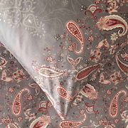 Bettwäsche-Set mit Paisley-Muster in Grau- und Rottönen, Draufsicht