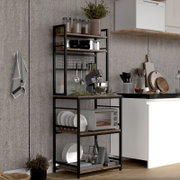 Schwarzes Küchenregal aus Metall mit Holzablagen in moderner Küche, mit Gläsern, Gewürzbehältern, Geschirr, Mixer und kleinem Ofen bestückt, schräg von vorne aus leicht seitlicher Perspektive aufgenommen.