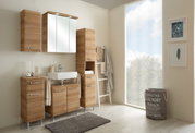 Moderner Hochschrank aus Holz in einem stilvoll eingerichteten Badezimmer, seitliche Perspektive.