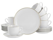 Weißes Porzellan-Kaffeeservice mit geriffelter Struktur und goldfarbenem Rand, bestehend aus Tassen mit Untertassen und Tellern, in leicht schräger Frontansicht auf weißem Hintergrund