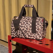 Leopardenmuster-Tasche mit Tragegriff und Schultergurt, seitliche Perspektive