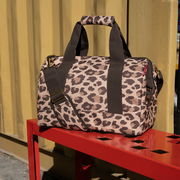 Leopardenmuster-Tasche mit Tragegriff und Schultergurt, seitliche Perspektive