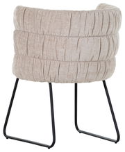 Rückansicht eines beigen Armlehnstuhls mit gepolstertem Stoff und schwarzen Metallbeinen.