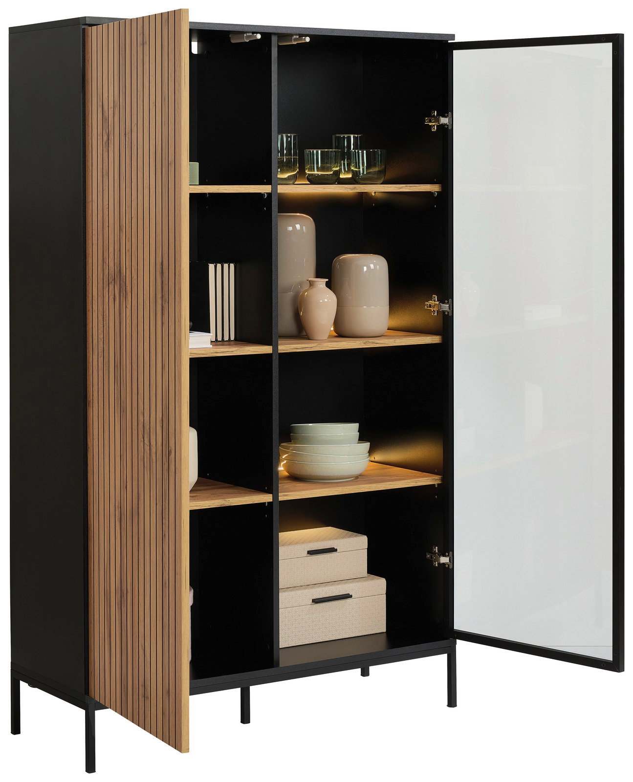 Offenes Highboard mit Holz- und Glastüren, gefüllt mit Geschirr und Dekorationen, aus einer schrägen Perspektive fotografiert.