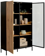 Offenes Highboard mit Holz- und Glastüren, gefüllt mit Geschirr und Dekorationen, aus einer schrägen Perspektive fotografiert.