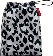 Grauer Kordelzugbeutel mit schwarz-weißem Leopardenmuster und rotem reisenthel-Label, Frontansicht leicht von oben