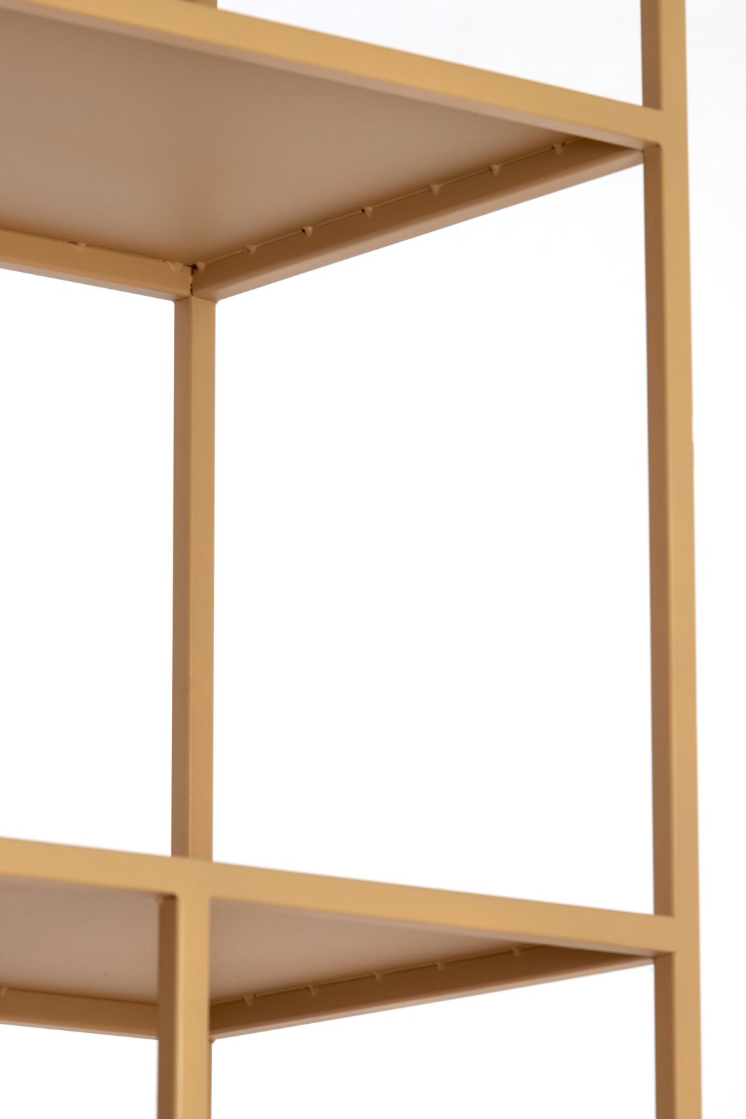 Close-up van een beige metalen staande kast met meerdere planken, gezien vanaf de zijkant.
