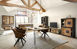 Wohnzimmer mit modernen Holzmöbeln, darunter ein Sideboard, ein Highboard und ein Lowboard, in einem hellen Raum mit Holzbalkendecke, aus der Perspektive von vorne betrachtet.