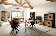 Wohnzimmer mit modernen Holzmöbeln, darunter ein Sideboard, ein Highboard und ein Lowboard, in einem hellen Raum mit Holzbalkendecke, aus der Perspektive von vorne betrachtet.