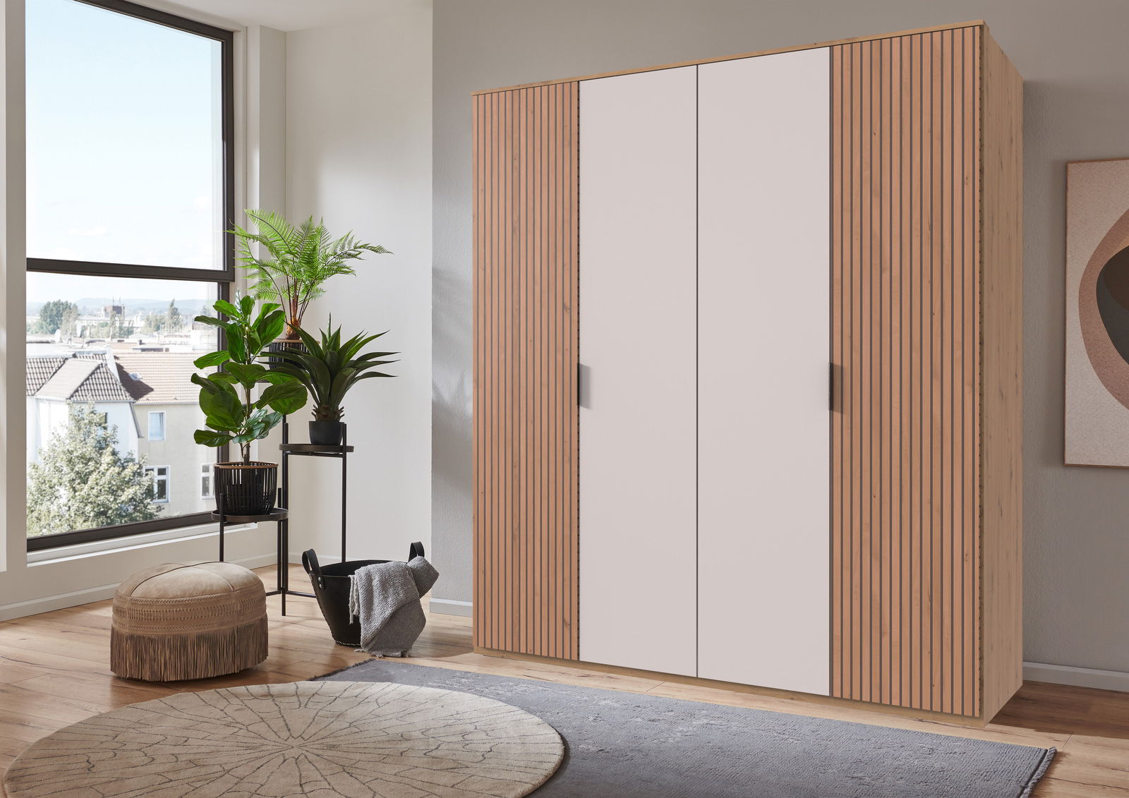 Z2 Drehtürenschrank 4-trg. Tunis Moderner Drehtürenschrank mit vier Türen in Holzoptik, seitliche Perspektive.