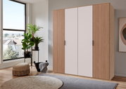 Moderner Drehtürenschrank mit vier Türen in Holzoptik, seitliche Perspektive.