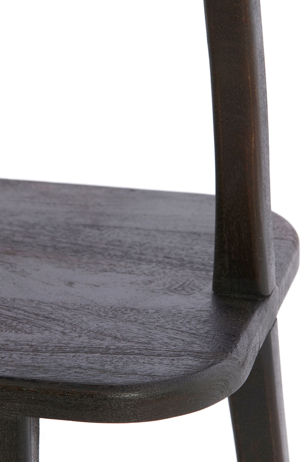 Nahaufnahme eines dunklen Holzstuhls, Fokus auf Sitzfläche und Rückenlehne, seitliche Perspektive