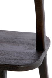 Nahaufnahme eines dunklen Holzstuhls, Fokus auf Sitzfläche und Rückenlehne, seitliche Perspektive