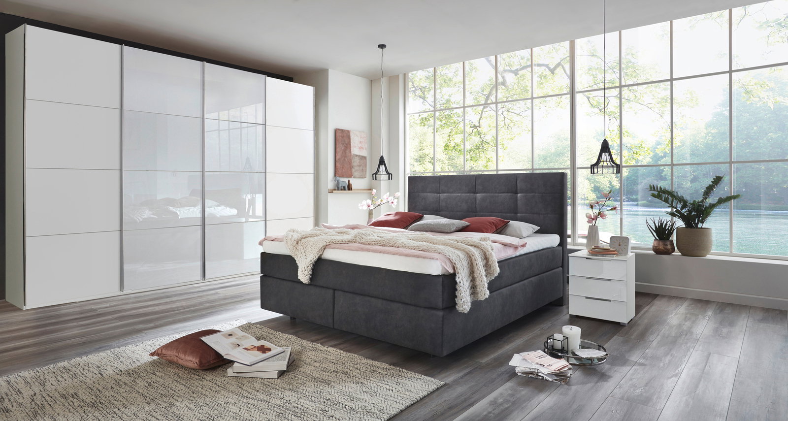 Moderner Synchron-Schwebetürenschrank in einem stilvollen Schlafzimmer, seitliche Perspektive.