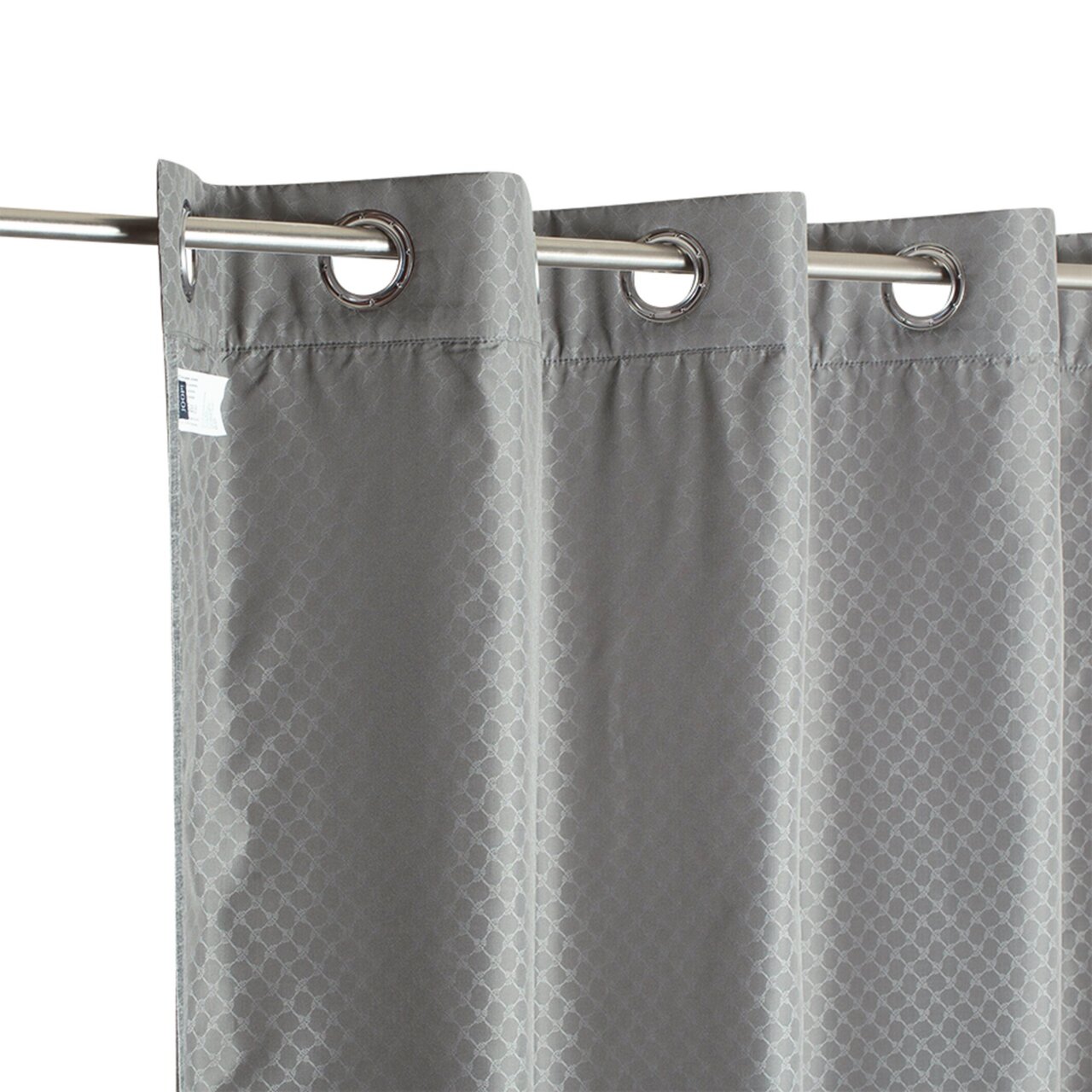 Grauer Ösenvorhang mit geometrischem Muster, seitliche Perspektive