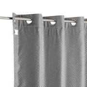 Grauer Ösenvorhang mit geometrischem Muster, seitliche Perspektive
