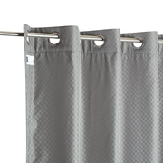 Grauer Ösenvorhang mit geometrischem Muster, seitliche Perspektive