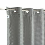 Grauer Ösenvorhang mit geometrischem Muster, seitliche Perspektive