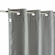 Grauer Ösenvorhang mit geometrischem Muster, seitliche Perspektive