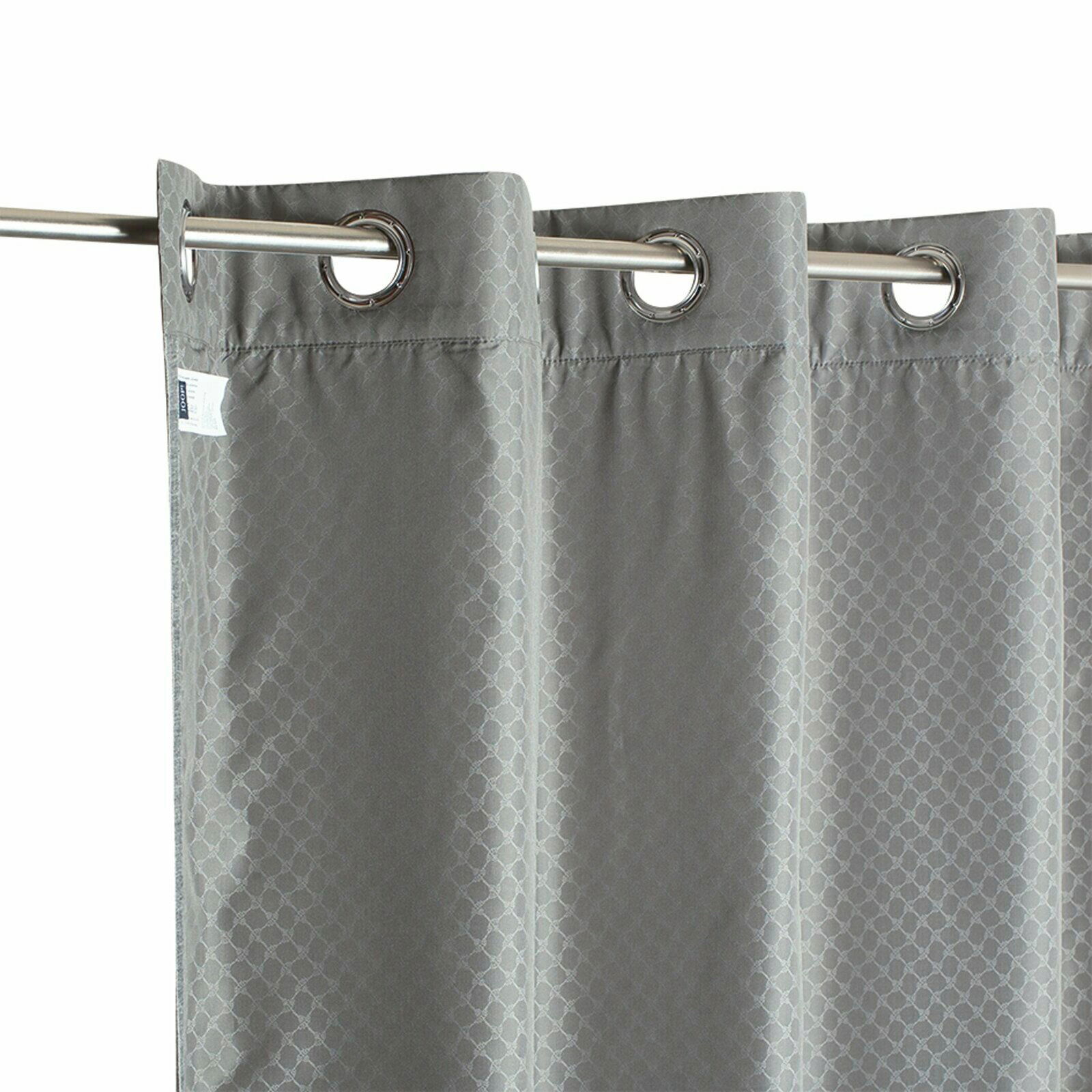 Grauer Ösenvorhang mit geometrischem Muster, seitliche Perspektive