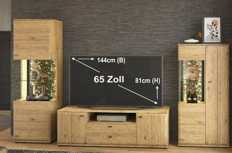 Wandkombination aus Holz mit zwei hohen Schränken und einem TV-Schrank in der Mitte, frontal betrachtet. Der Fernseher hat eine Größe von 65 Zoll.