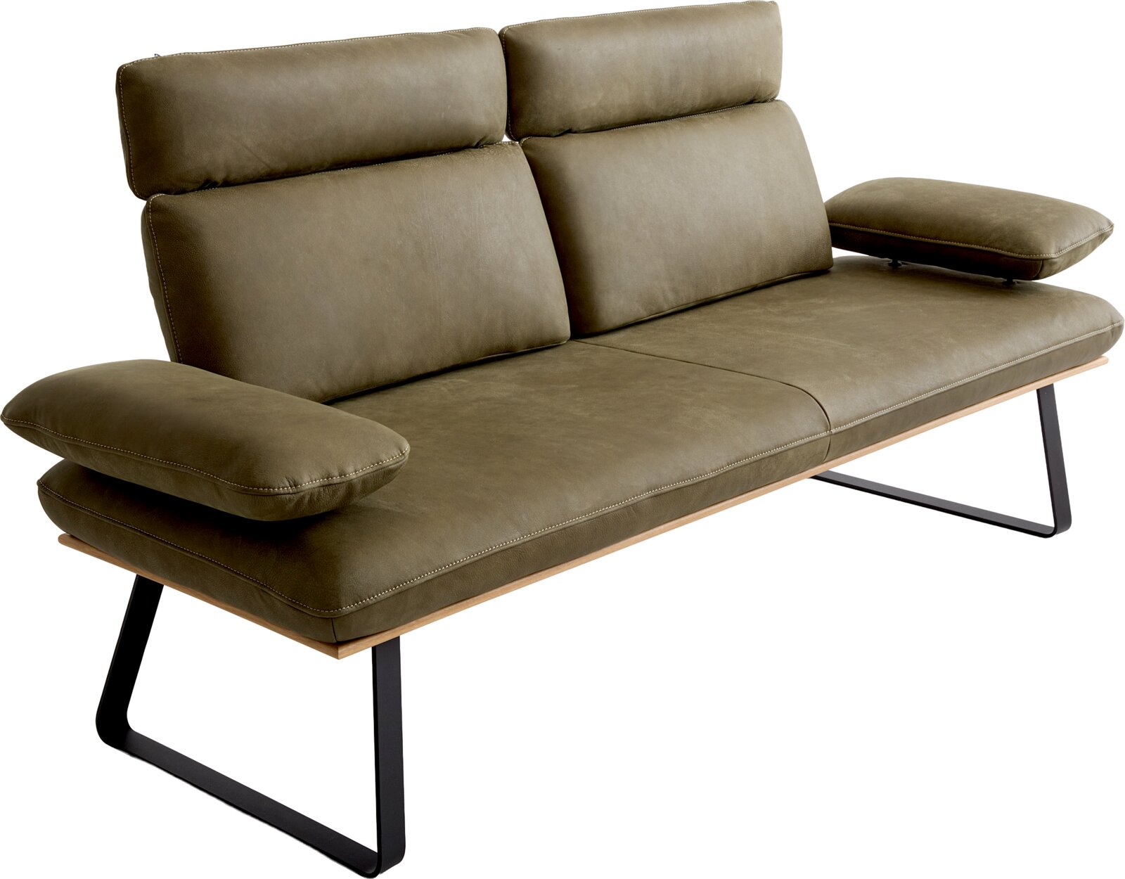 Koinor 2,5-zitsbank ASCOLIO Modernes 2-Sitzer-Designsofa in Olivgrün mit verstellbaren Kopfstützen und Armlehnen, schwarzem Metallgestell und Holzsockel, freigestellt vor weißem Hintergrund, Perspektive: schräg von vorne (3/4-Ansicht)