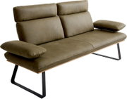 Modernes 2-Sitzer-Designsofa in Olivgrün mit verstellbaren Kopfstützen und Armlehnen, schwarzem Metallgestell und Holzsockel, freigestellt vor weißem Hintergrund, Perspektive: schräg von vorne (3/4-Ansicht)