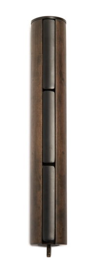 Nahaufnahme eines zusammengeklappten Garderobenständers in Holzoptik mit dunklen Akzenten, vertikale Perspektive.