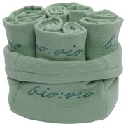 Grünes Gästetuchset in einem Korb, von oben betrachtet, mit dem Schriftzug 'bio:vio'.