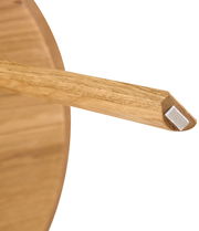 Nahaufnahme eines Couchtischbeins aus Holz mit Filzgleiter, seitliche Perspektive