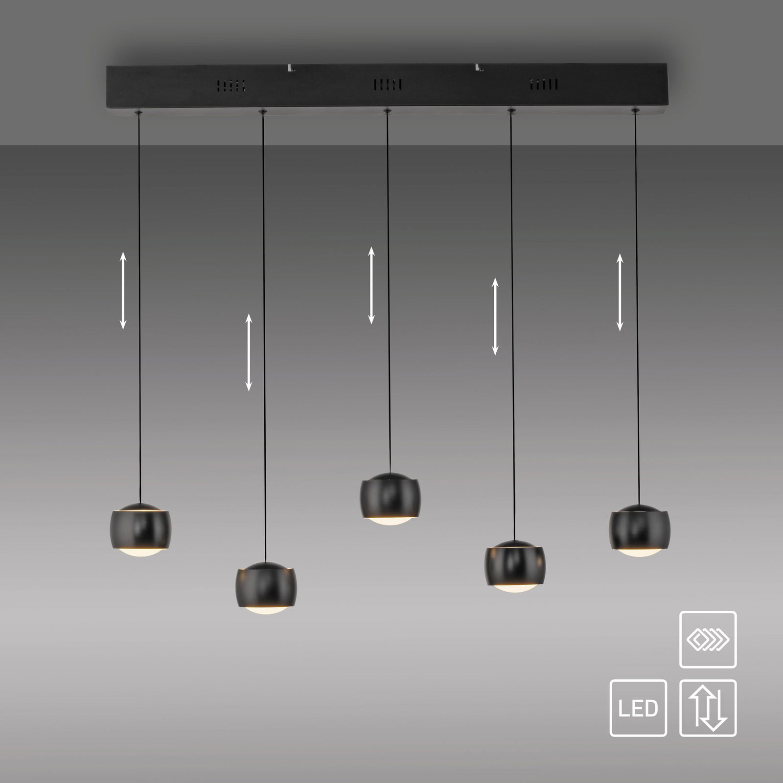 Moderne Pendelleuchte mit fünf schwarzen, kugelförmigen Lampenschirmen, die von einer rechteckigen Deckenhalterung hängen. Ansicht von vorne.