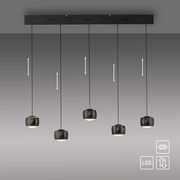 Moderne Pendelleuchte mit fünf schwarzen, kugelförmigen Lampenschirmen, die von einer rechteckigen Deckenhalterung hängen. Ansicht von vorne.