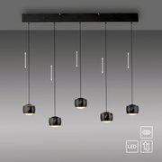 Moderne Pendelleuchte mit fünf schwarzen, kugelförmigen Lampenschirmen, die von einer rechteckigen Deckenhalterung hängen. Ansicht von vorne.