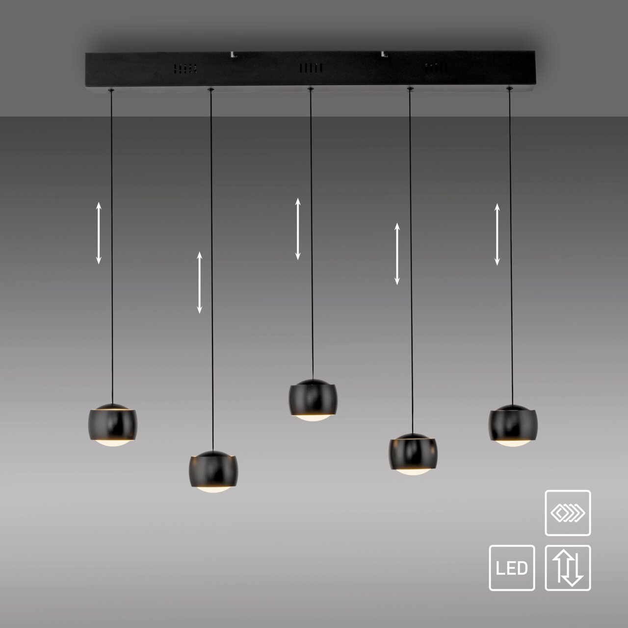 Moderne Pendelleuchte mit fünf schwarzen, kugelförmigen Lampenschirmen, die von einer rechteckigen Deckenhalterung hängen. Ansicht von vorne.