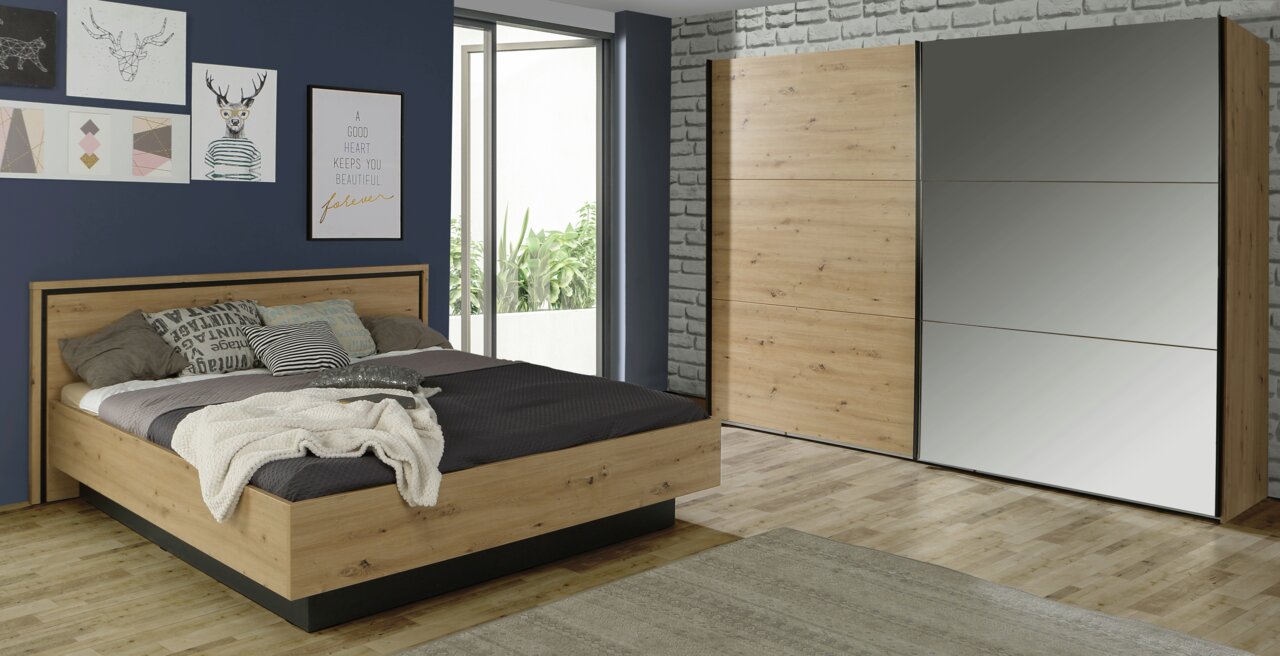 Z2 Kast met zweefdeuren TRONDHEIM Schlafzimmer mit einem modernen Schwebetürenschrank aus Holz und Spiegeln, daneben ein passendes Bett, seitliche Perspektive.