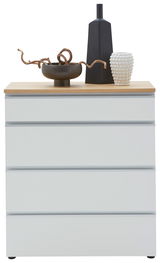 Frontansicht einer modernen Schubkastenkommode mit drei Schubladen, dekoriert mit einer schwarzen Vase, einer weißen strukturierten Vase und einer Schale mit Zweigen auf der Holzoberfläche.