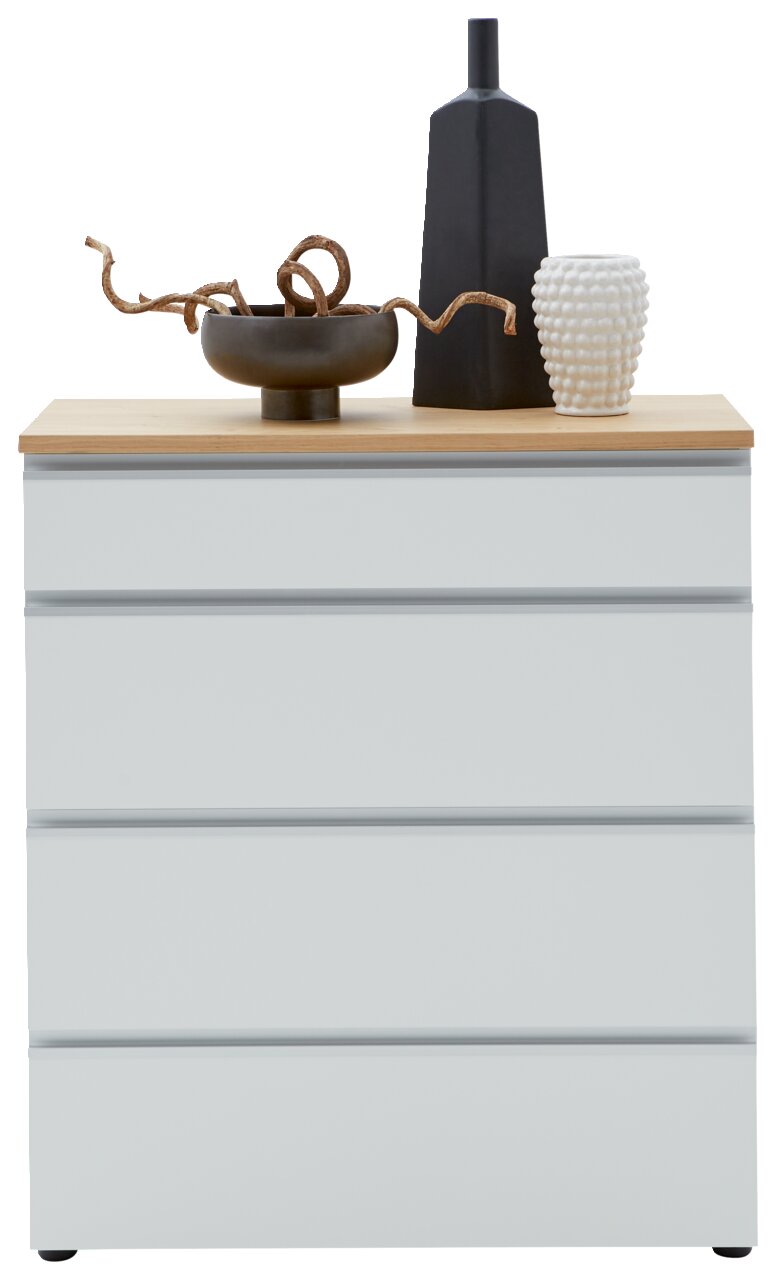 Frontansicht einer modernen Schubkastenkommode mit drei Schubladen, dekoriert mit einer schwarzen Vase, einer weißen strukturierten Vase und einer Schale mit Zweigen auf der Holzoberfläche.
